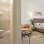 Pino Luxury And 招待所 4*