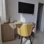 Pino Luxury And 招待所 4*