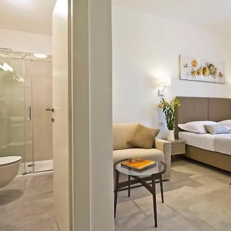 Pino Luxury And ゲストハウス 4*
