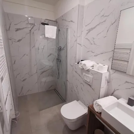 Pino Luxury And ゲストハウス 4*