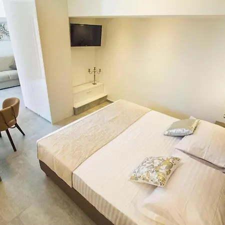 Pino Luxury And ゲストハウス 4*