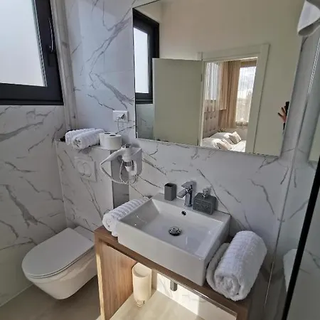 Pino Luxury And بيت ضيافة سبليت