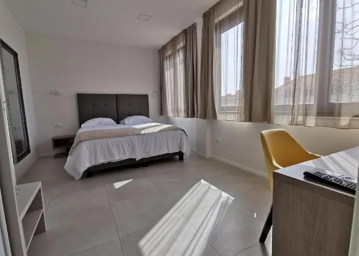Pensión Pino Luxury And 4*
